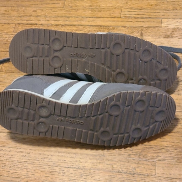 Women's size 7 sneakers - Picture 2 of 4